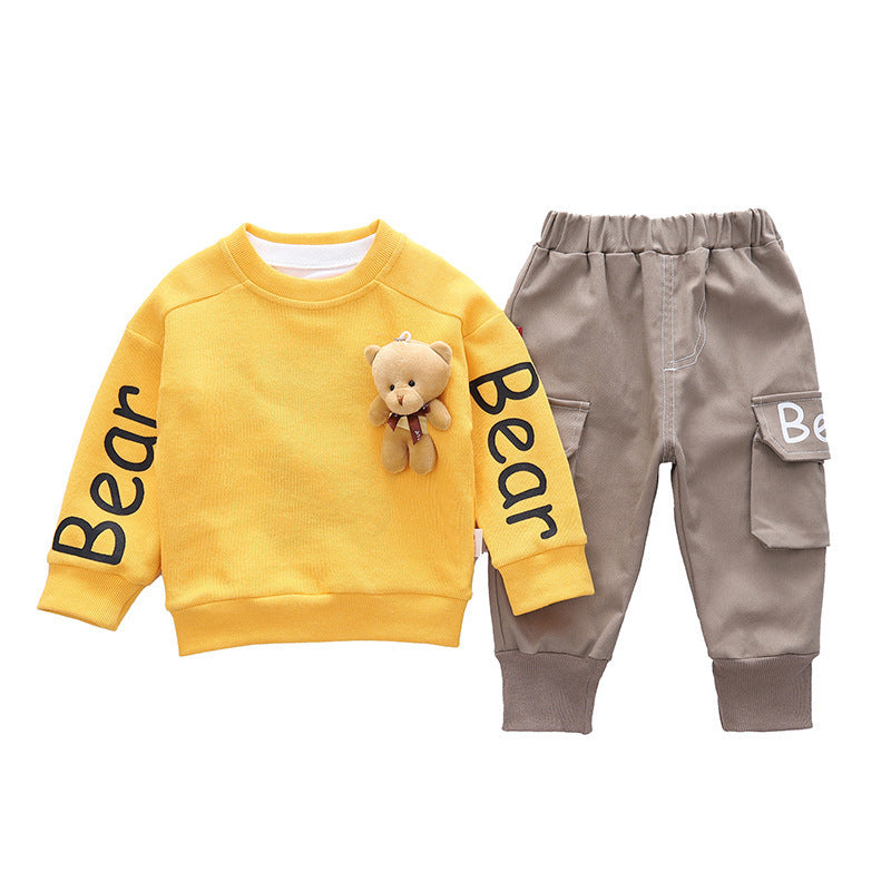 緑のベアプリントトップスとベージュパンツのベビー服