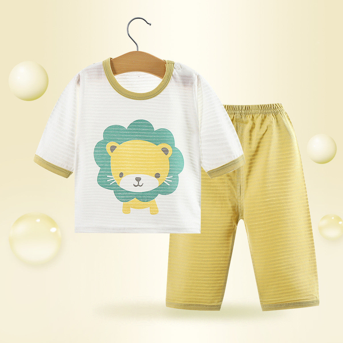 パンツのリーフ柄をクローズアップした画像
