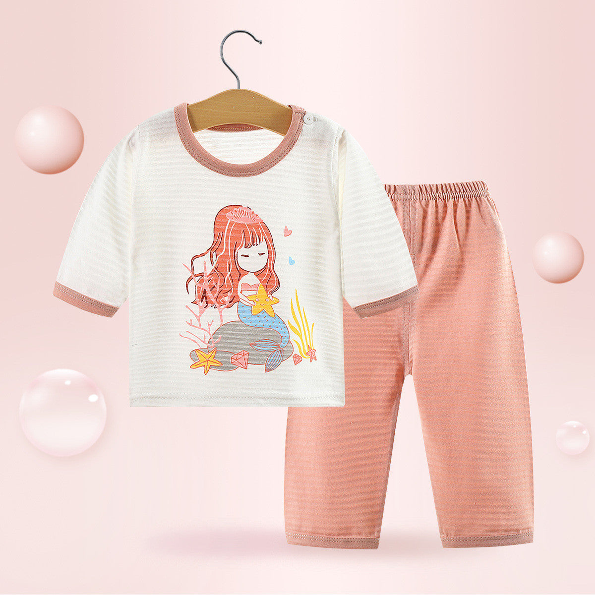お子さまが着用してリラックスしているイメージ写真