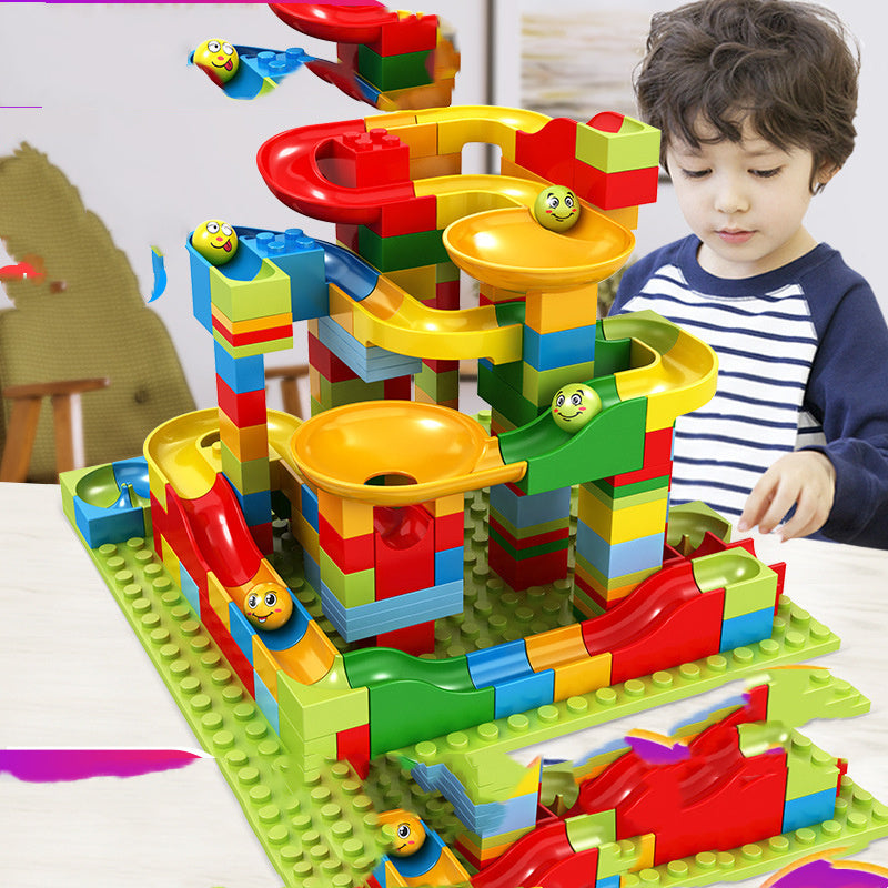 完成したブロックコースで玉がスムーズに転がる様子を観察する子ども