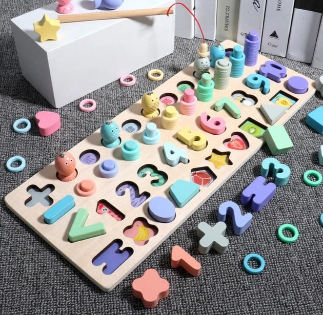 数字とアルファベットを組み合わせた完成形の木製パズルボード