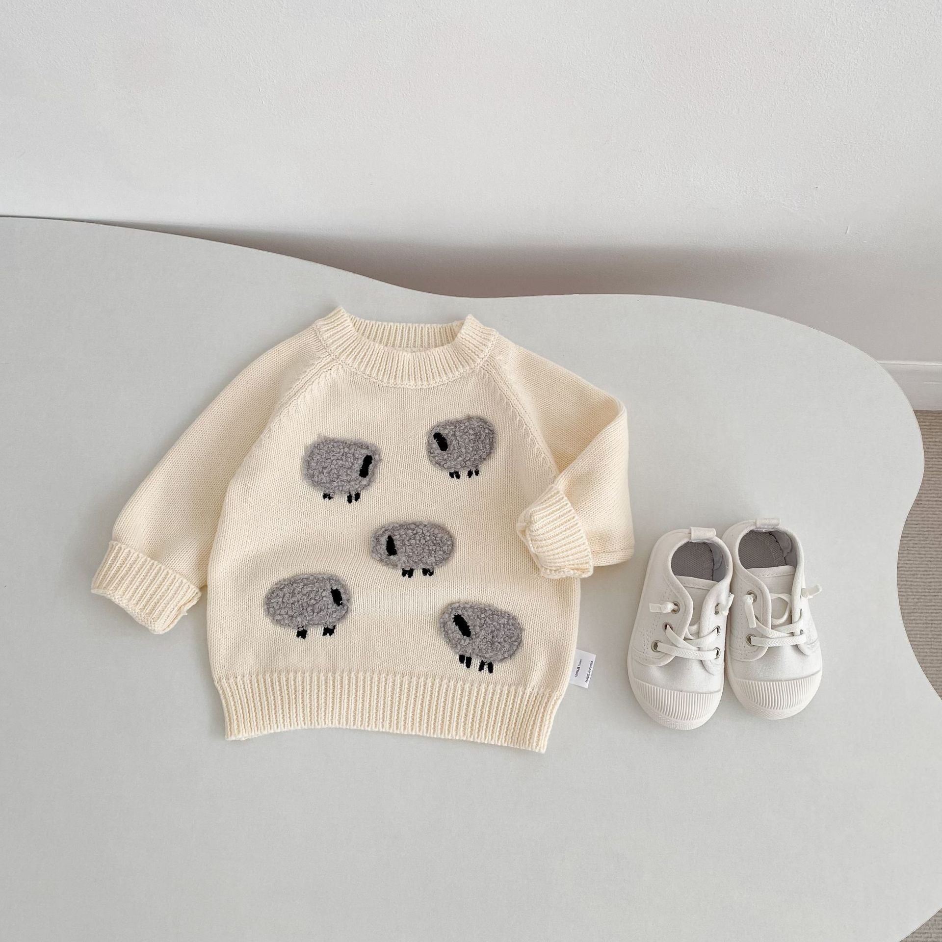 羊の刺繍デザインをクローズアップしたディテール写真