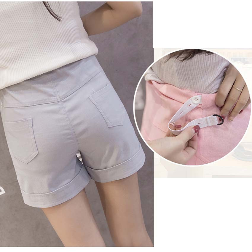 妊婦が着用しているグレーのマタニティショートパンツ