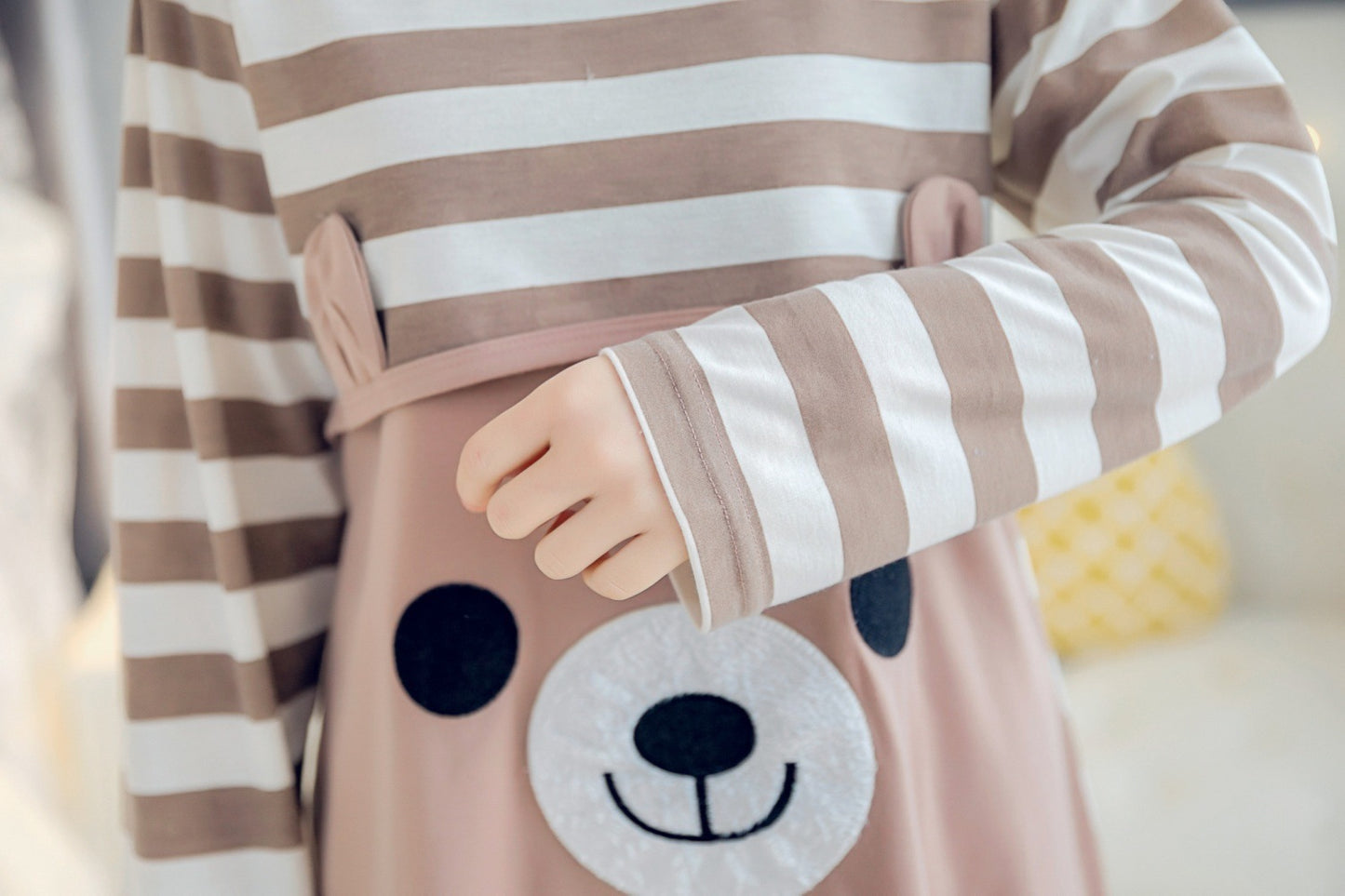 クマのプリントが入ったブラウンとホワイトのストライプ授乳パジャマ前面