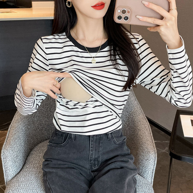 長袖コットン授乳服 ソファに座る女性の横向き写真