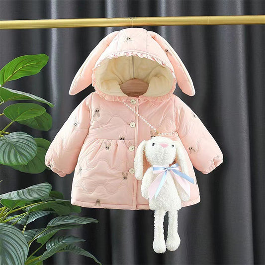 うさぎ耳付きピンクの厚手コットンコートをハンガーに掛けた全体写真