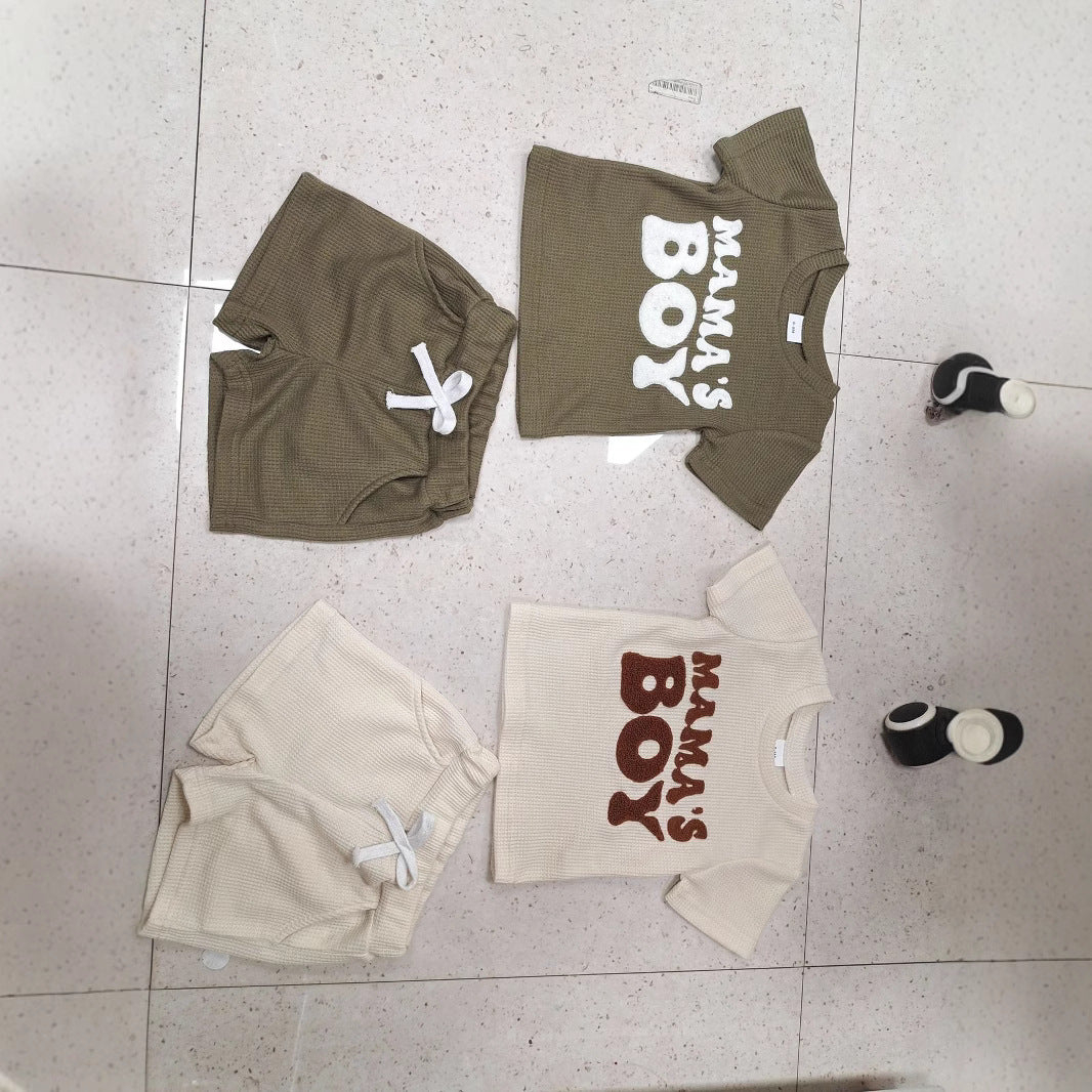 ママズボーイ刺繍入りベビーTシャツとショートパンツ
