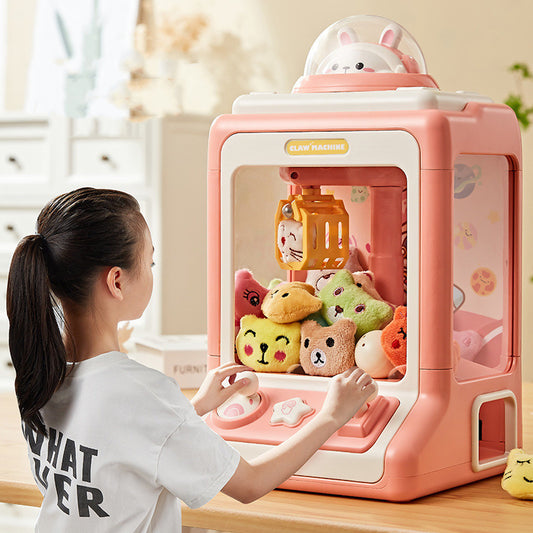電動ミニクレーンマシンで遊ぶ子どもとぬいぐるみ