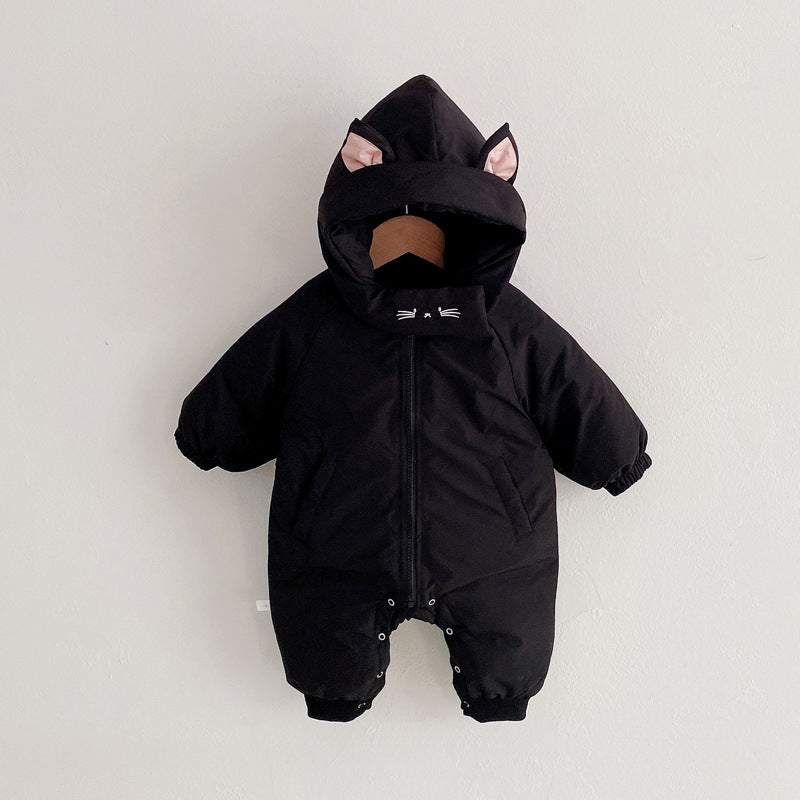 赤ちゃんが着用した冬用厚手ジャンプスーツの自然な着用シーン