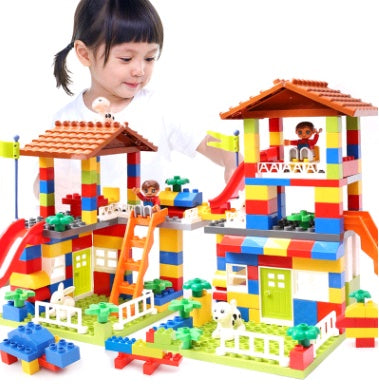 大粒ビルディングブロックを使って子どもが自分だけの街や構造物を創造しているイマジネーション豊かなシーン
