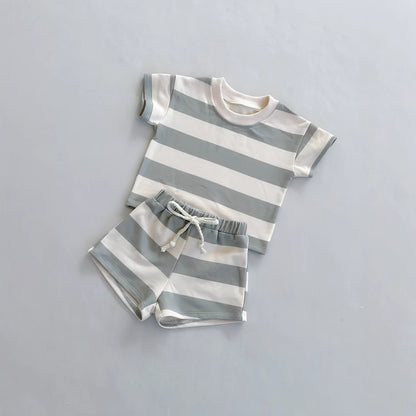 ベビーモデルがブラウンチェック柄の服で遊んでいる自然なシーン
