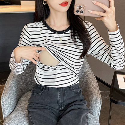 長袖コットン授乳服 ソファに座る女性の横向き写真
