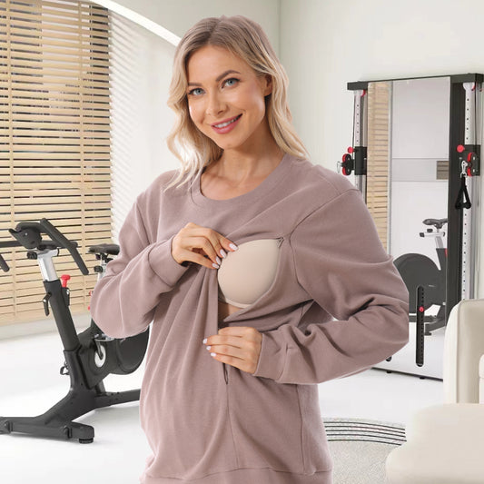 授乳口を開けて見せるベージュパーカーを着た妊婦の正面写真
