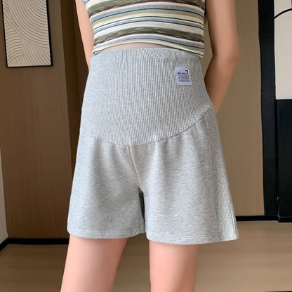 妊婦用ショートパンツの着用イメージ、腹部サポート機能付きデザイン（全体ビュー）
