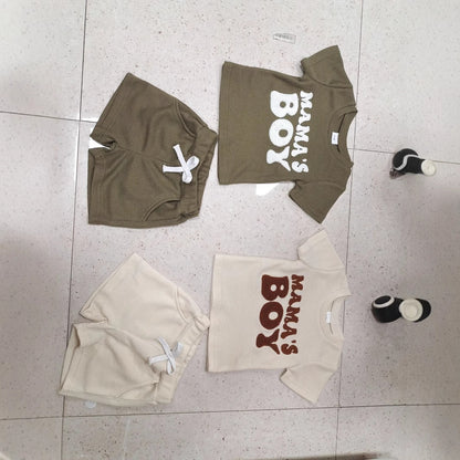 ママズボーイ刺繍入りベビーTシャツとショートパンツ
