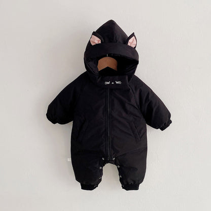 赤ちゃんが着用した冬用厚手ジャンプスーツの自然な着用シーン
